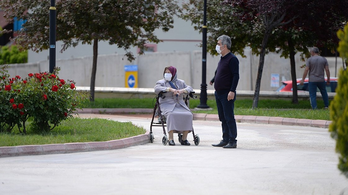 65 yaş üstü sokağa çıkma saatleri