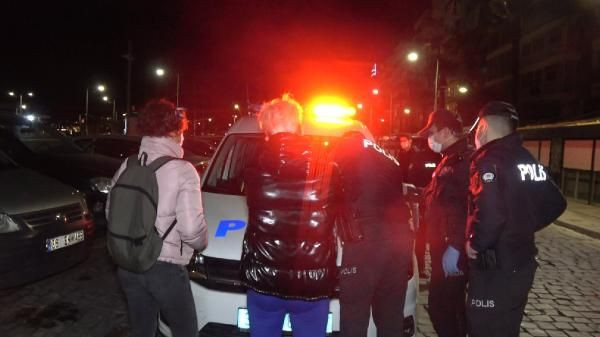 Maskesiz gezen kadın işlem yapan polislere tepki gösterdi