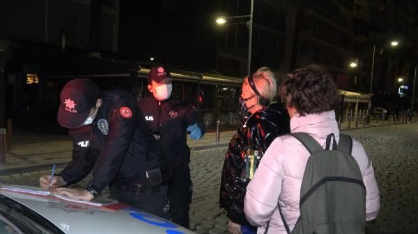 Maskesiz gezen kadın işlem yapan polislere tepki gösterdi