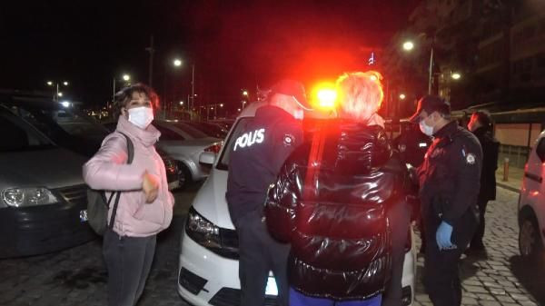 Maskesiz gezen kadın işlem yapan polislere tepki gösterdi