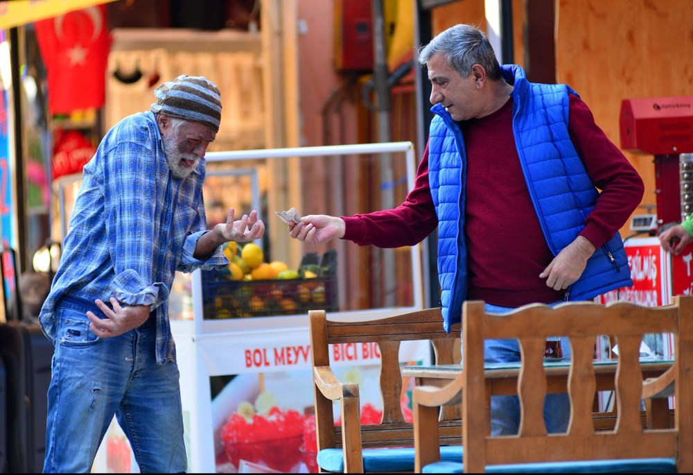 Dilenci kılığına giren tiyatro sanatçısı 1 saatte 60 TL topladı