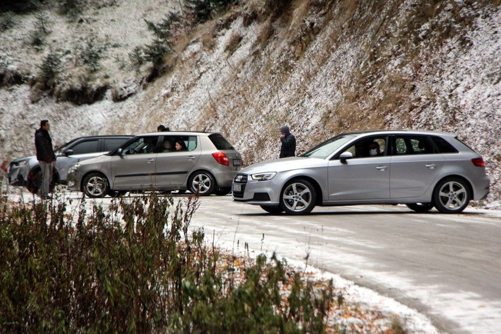 Yedigöller'de ulaşıma kar engeli: Onlarca araç geri döndü
