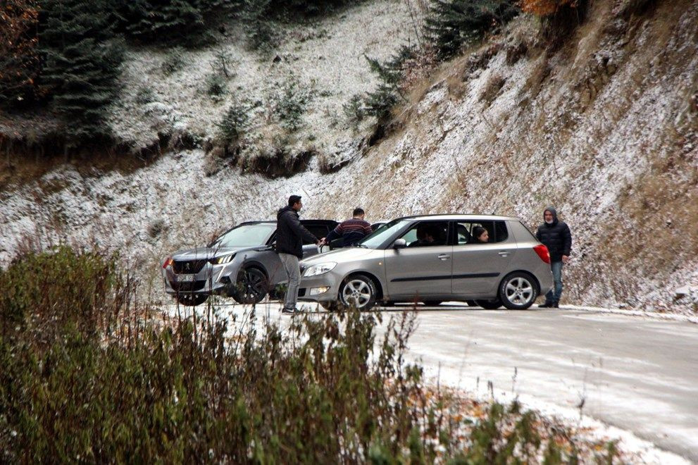 Yedigöller'de ulaşıma kar engeli: Onlarca araç geri döndü