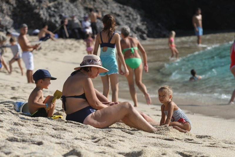 Alanya’da sahiller ve plajlar doldu taştı