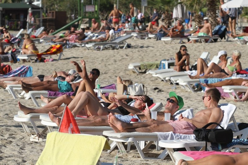 Alanya’da sahiller ve plajlar doldu taştı