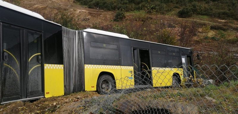İstanbul'da İETT otobüsü devrildi!