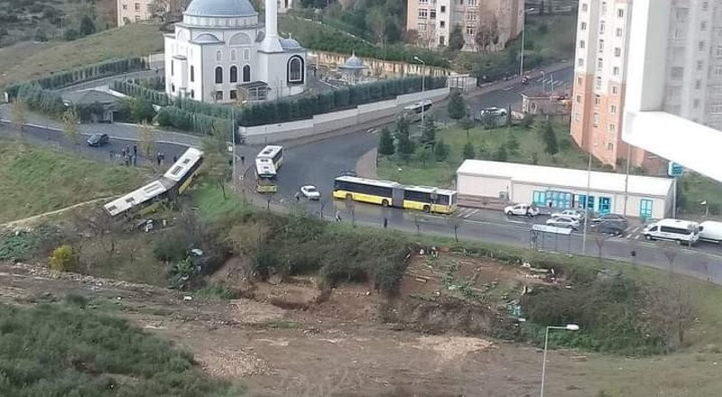 İstanbul'da İETT otobüsü devrildi!