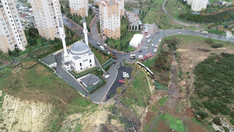 İstanbul'da İETT otobüsü devrildi!