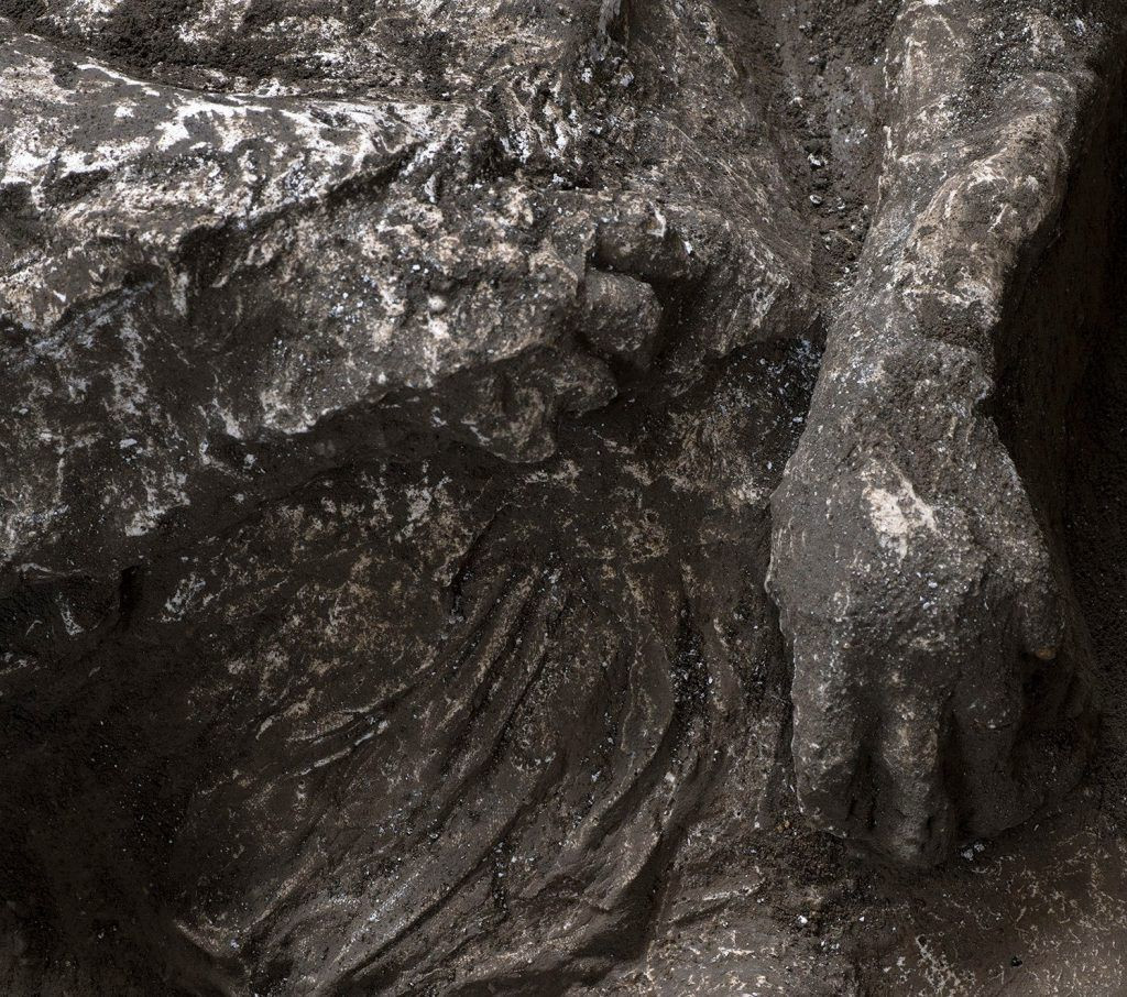 Pompei'de küllerle kaplı iki insan bedeni bulundu