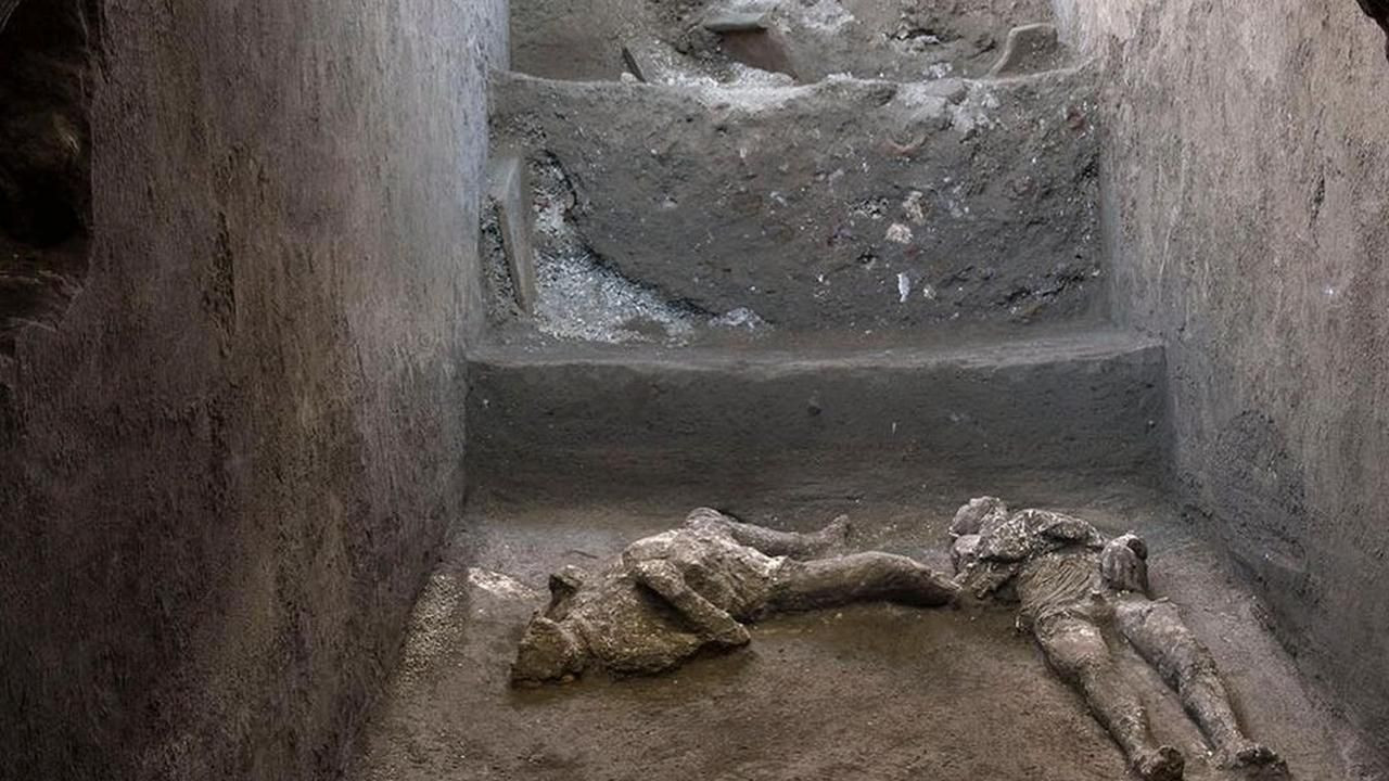 Pompei'de küllerle kaplı iki insan bedeni bulundu