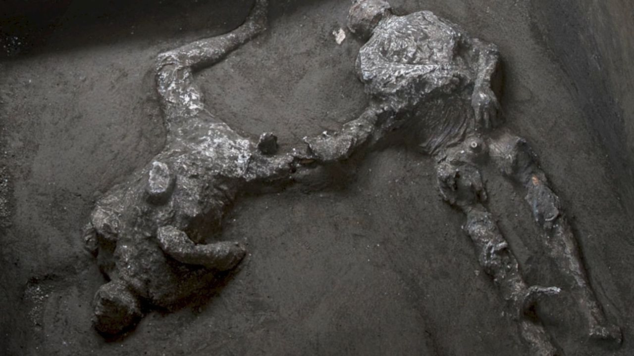Pompei'de küllerle kaplı iki insan bedeni bulundu