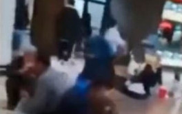 AVM'de yasakları böyle deldiler! Skandal görüntü!