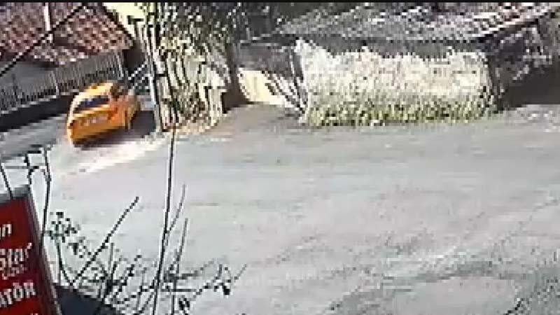 Sarıyer'de taksi evin bahçesine girdi