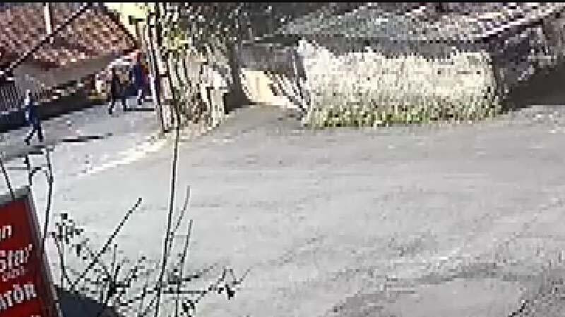 Sarıyer'de taksi evin bahçesine girdi