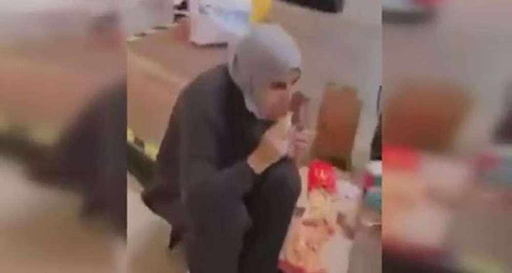 AVM'de yerde yemek yiyenlere karşı önlem alındı - Resim: 4