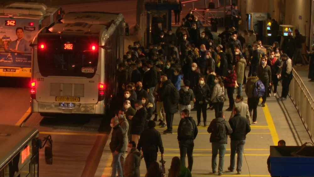 Zincirlikuyu metrobüs durağında korkutan kalabalık