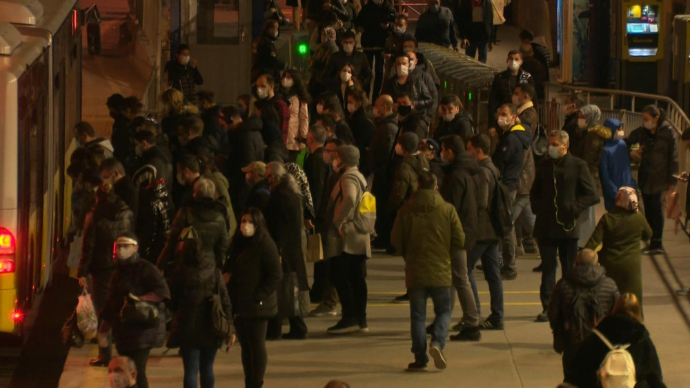 Zincirlikuyu metrobüs durağında korkutan kalabalık