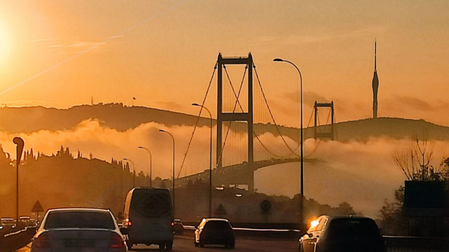 İstanbul Boğazı'nda sis kartpostallık görüntüler oluşturdu