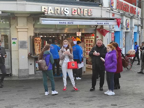 Kadın turist, polislere zor anlar yaşattı