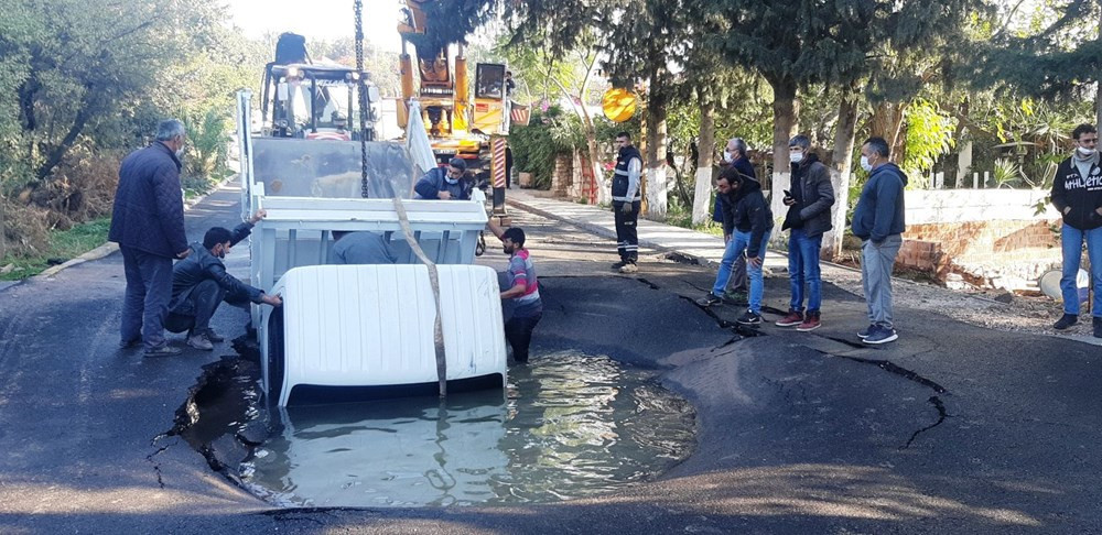 Bodrum'da korkutan anlar! Patlayan asfalta kamyonet düştü