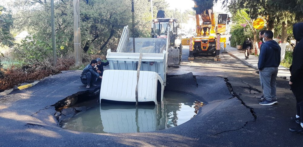 Bodrum'da korkutan anlar! Patlayan asfalta kamyonet düştü