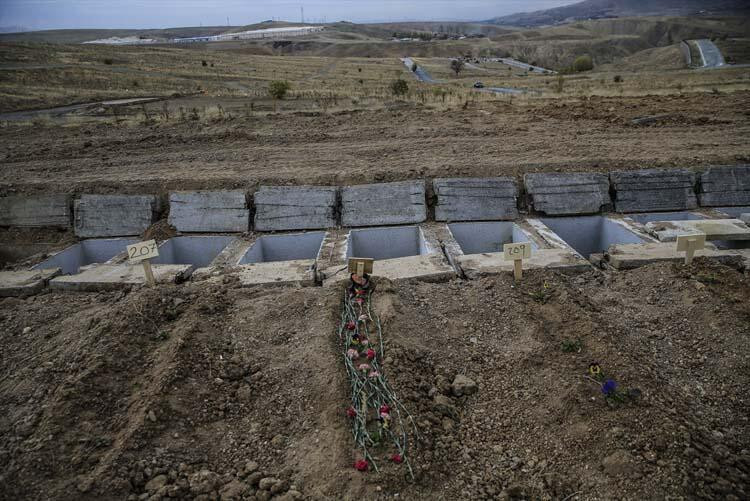 Tabutla gömüyorlar! Ankara'dan ürperten görüntüler
