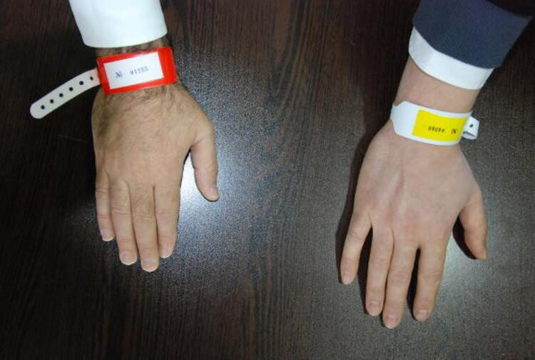 Koronavirüsle mücadelede barkodlu bileklik uygulaması başladı