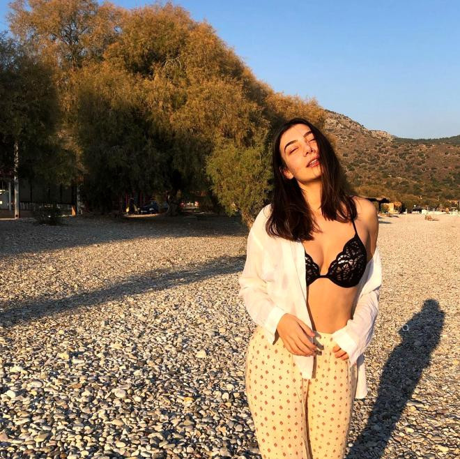Alemin Kralı dizisinin Oben'i cesur pozlarıyla dikkat çekti