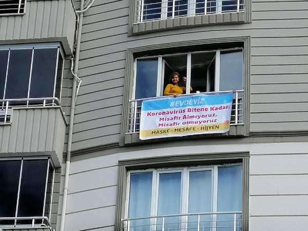 Evinin camına astığı afiş şaşırttı