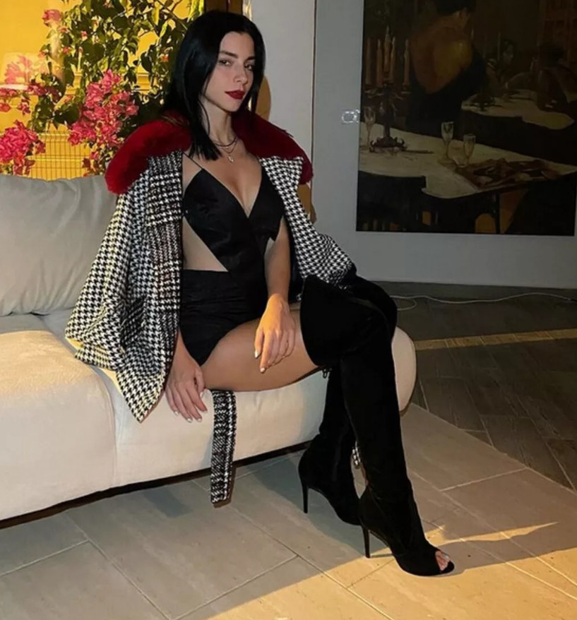 Merve Boluğur dekolteyi abartınca...