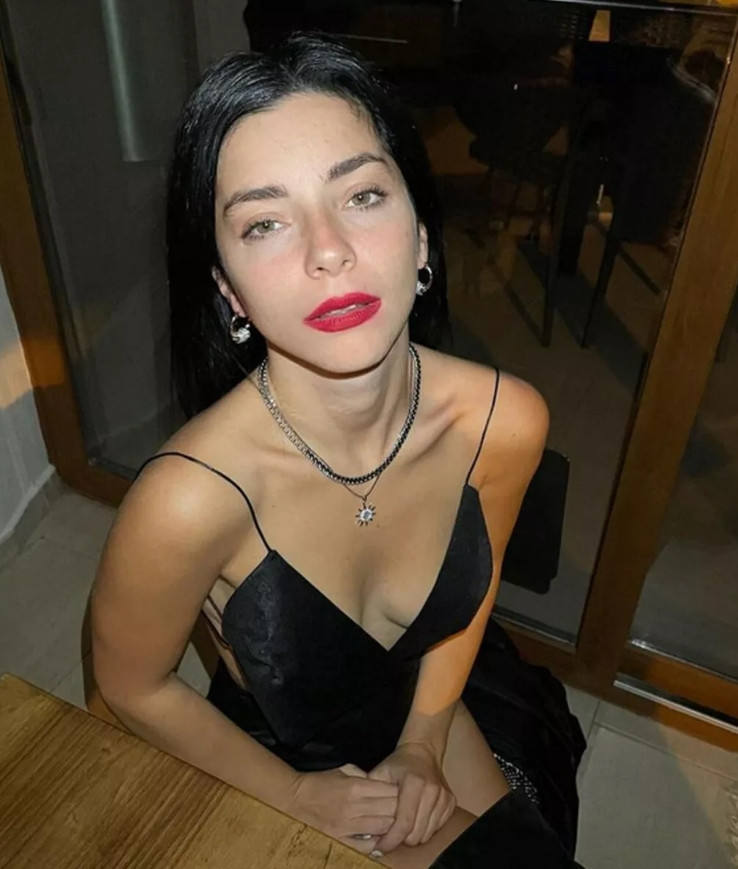 Merve Boluğur dekolteyi abartınca...