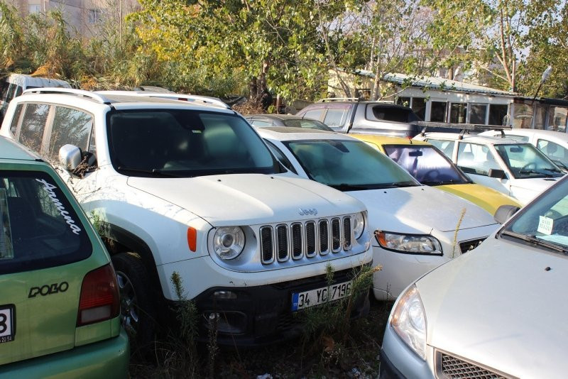 Yediemin deposundaki yüzlerce araç çürüyor