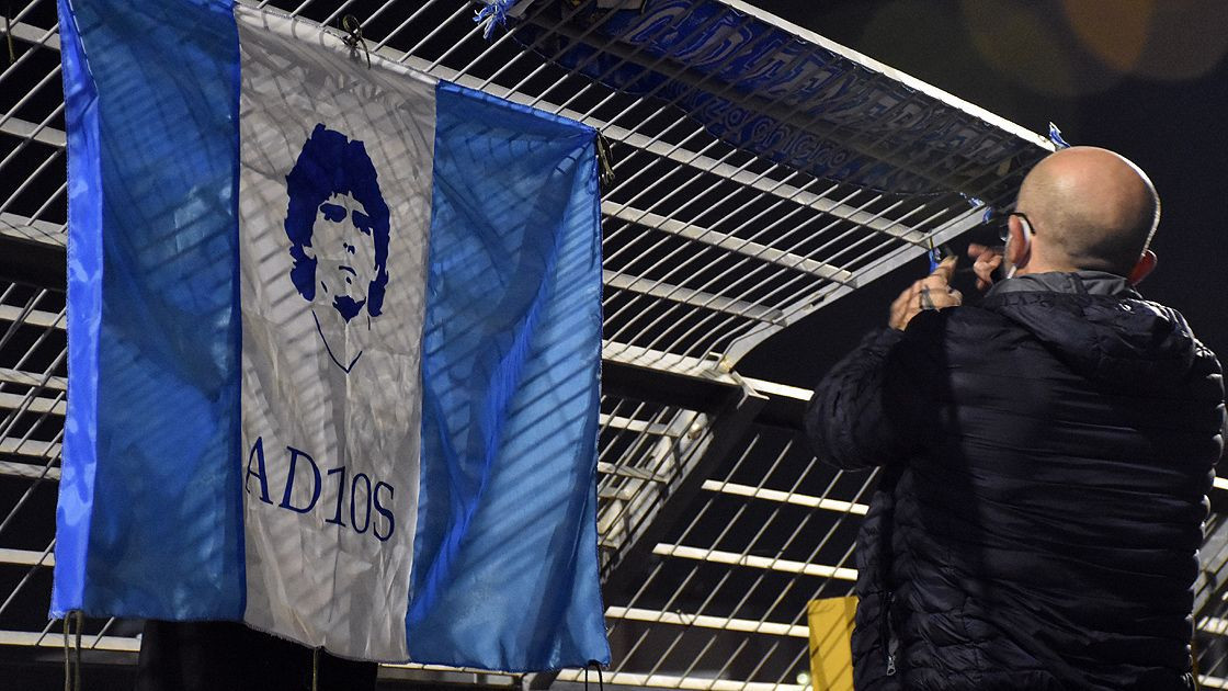 Maradona'nın tabutunu açıp fotoğraf çektirdiler
