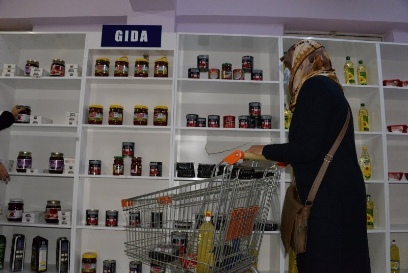 Sadece gönüllüler çalışıyor! Bu markette her şey ücretsiz
