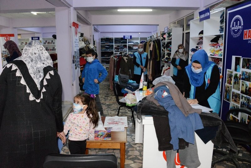 Sadece gönüllüler çalışıyor! Bu markette her şey ücretsiz