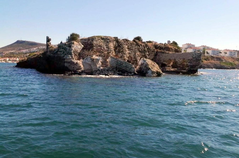 İzmir'deki deprem 322 yıllık kaleyi de yıktı!