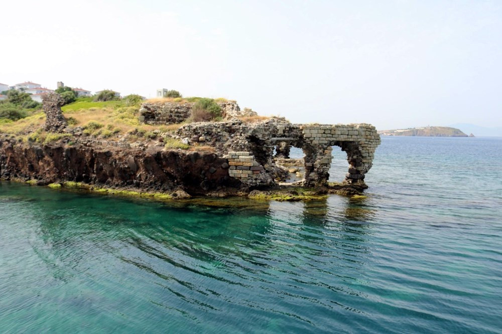 İzmir'deki deprem 322 yıllık kaleyi de yıktı!