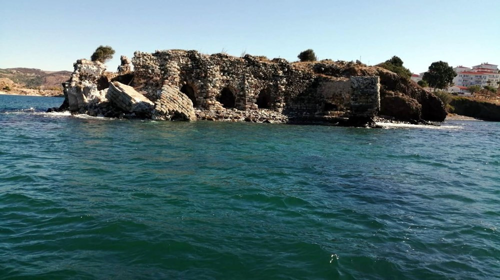 İzmir'deki deprem 322 yıllık kaleyi de yıktı!
