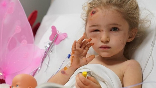İzmir depreminin 65. saatinde enkazdan kurtarılan Elif ayağa kalktı