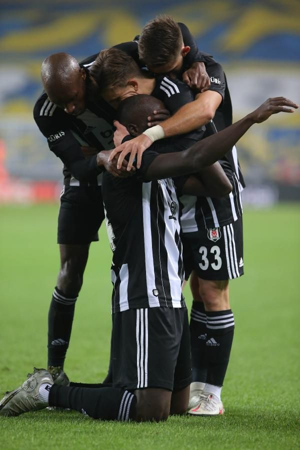 Saraçoğlu'nda müthiş derbi! 7 gol, 1 kırmızı kart