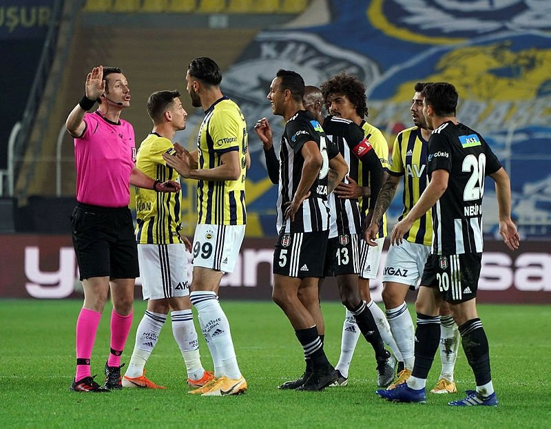 Fenerbahçe - Beşiktaş derbisinde gergin anlar