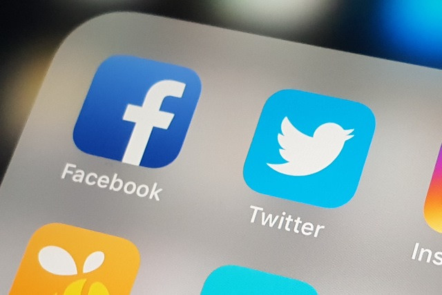 Twitter ve Facebook haber hesaplarını askıya aldı
