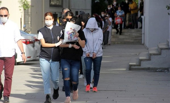 Swinger partisinde neler dönmüş neler! Eşi diye eskort getirmiş