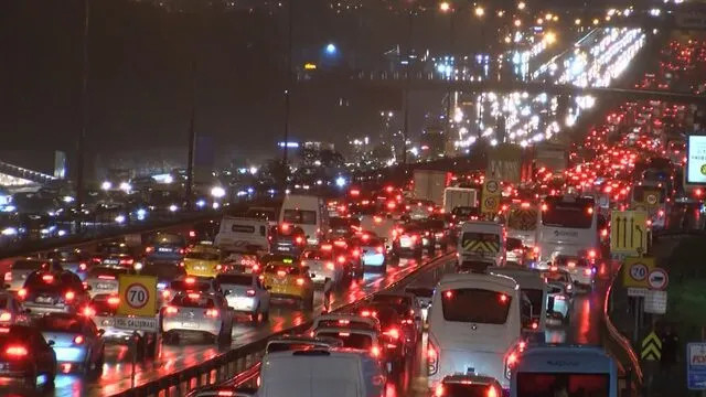 İstanbul'da sağanak yağış trafiği felç etti 
