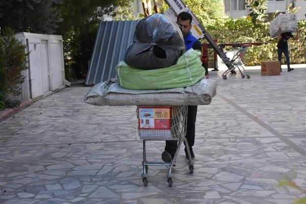 İzmir'de evleri zarar gören depremzedeler taşınıyor - Resim: 2