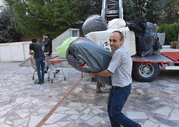 İzmir'de evleri zarar gören depremzedeler taşınıyor - Resim: 3