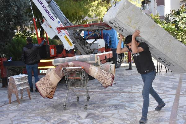 İzmir'de evleri zarar gören depremzedeler taşınıyor - Resim: 4