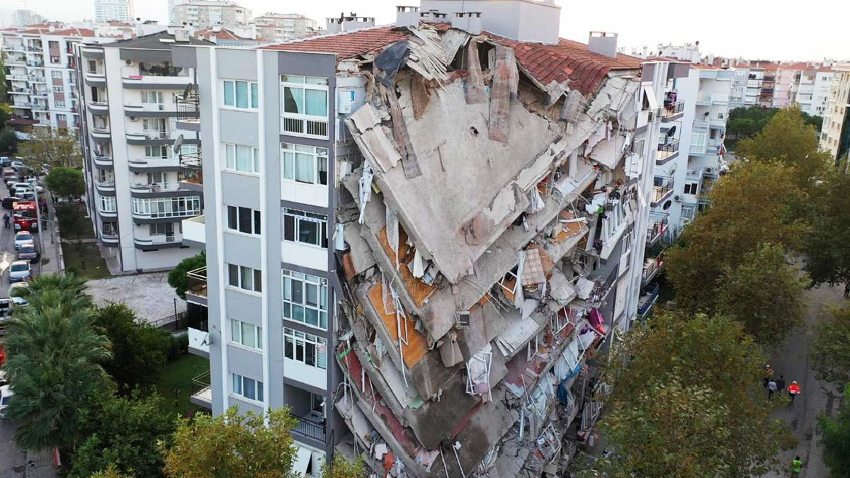 İzmir'den acı rapor: Ağır hasarlı 231 bina tespit edildi