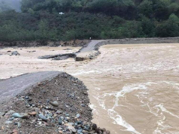 Giresun'da sel kabusu! İş makineleri çamura saplandı