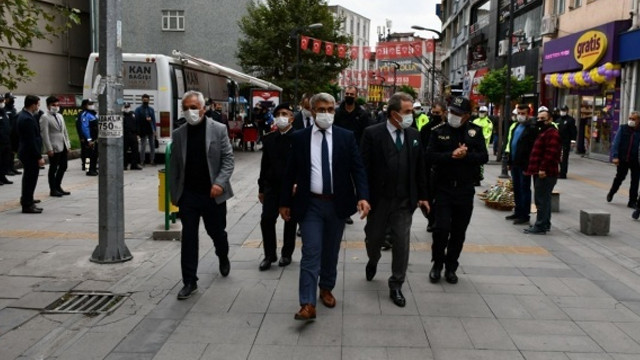 Karabük'te caddede sigara içilmesi yasaklandı